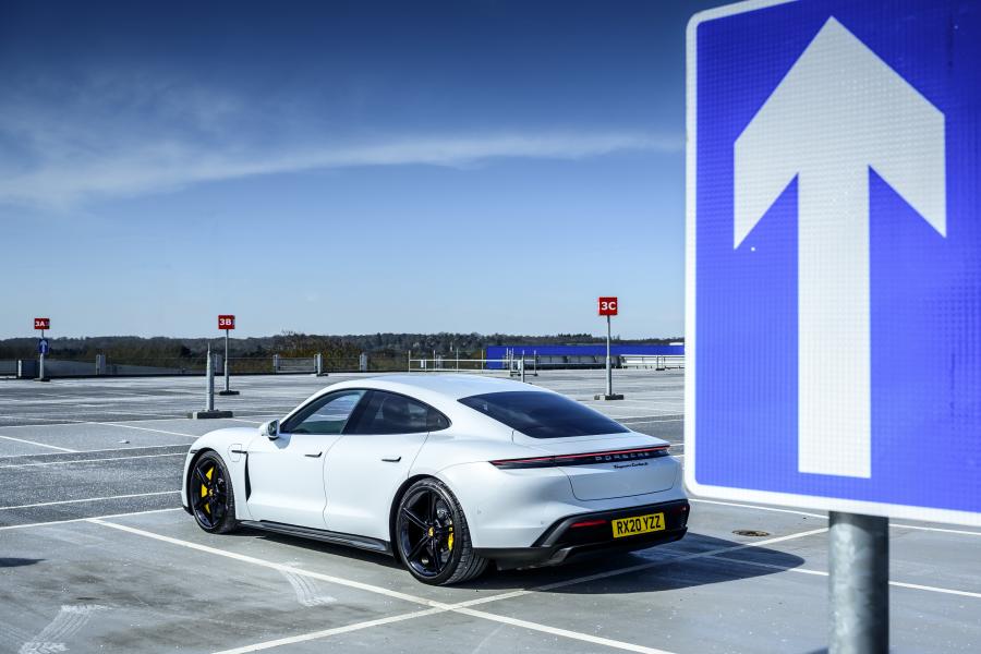  Porsche Taycan Turbo S 2020 года  (UK) (фото 23 из 40)
